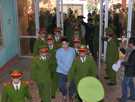 Chùm ảnh: Xét xử sát thủ Lê Văn Luyện ảnh 22