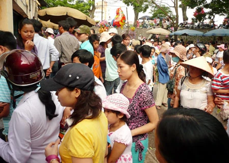 Xếp hàng chờ mua vé tại vườn thú Thủ Lệ. Xếp hàng chờ mua vé tại vườn thú Thủ Lệ.