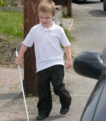 Cậu bé mù 4 tuổi "nhìn" lại được nhờ học theo cá heo ảnh 1