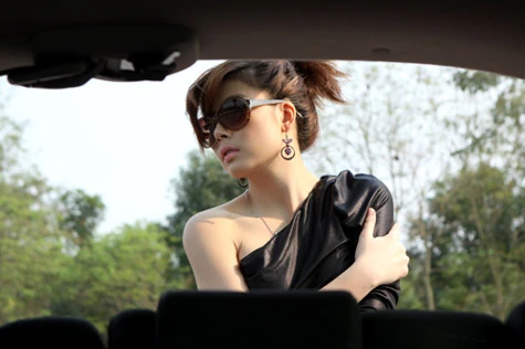 "Bỏng mắt" với bộ ảnh Ngọc Hiền và xế yêu ảnh 2