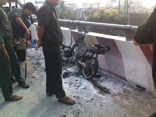 Lên cầu vượt Sóng Thần… đốt xe ảnh 2