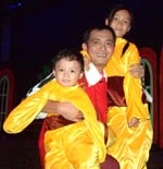 Hữu Lộc và hai con. Hữu Lộc và hai con.