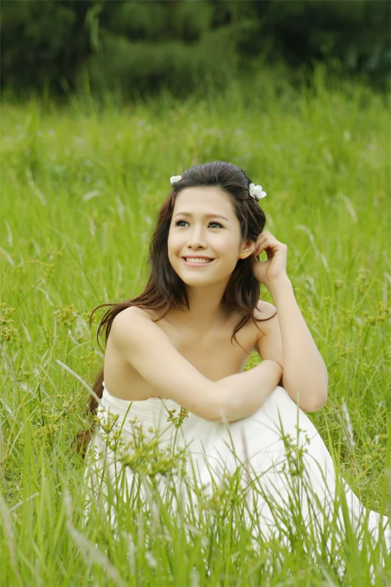 Những shoot hình đẹp của HH phụ nữ VN qua ảnh 2012 ảnh 1