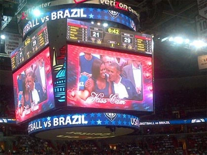 Tổng thống Obama hôn vợ giữa trận bóng rổ ảnh 1