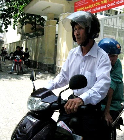 Cha bế con liệt hai chân đi thi ĐH ảnh 2