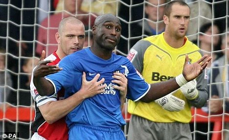 Sol Campbell rời Notts County sau 1&nbsp;trận đấu ảnh 1