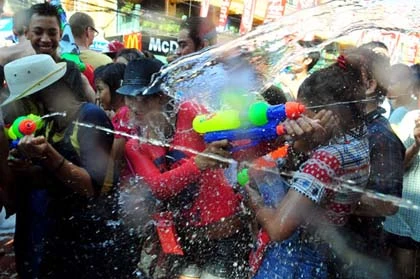 Tưng bừng Tết té nước ở Thái Lan ảnh 13