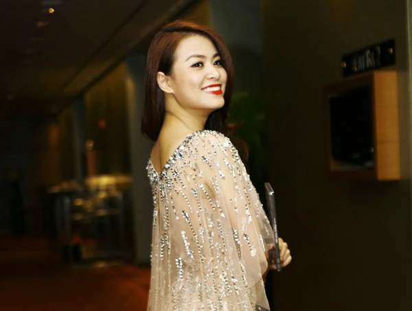 Hoàng Thùy Linh gợi cảm ở Sài Gòn ảnh 3