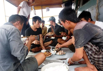 Kiếm sống trên miệng hà bá ảnh 1