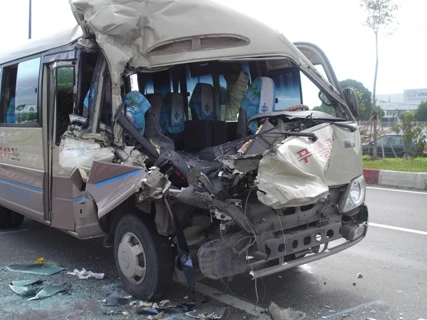 Tài xế ngủ gật, xe khách bẹp dúm trên Xa lộ Hà Nội ảnh 1