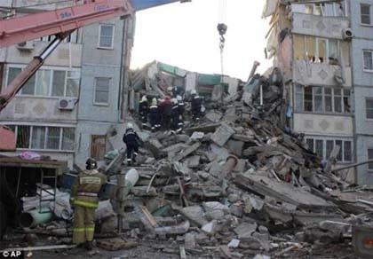 Nổ khí gas làm sập nhà 9 tầng ở Nga ảnh 1