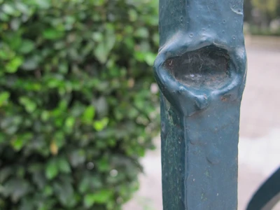 Cận cảnh hàng trăm vết đạn ghim vào hàng rào sắt ảnh 4