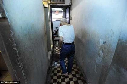 Thảm kịch sống trong "chuồng chó" ở Hong Kong ảnh 8 Thảm kịch sống trong "chuồng chó" ở Hong Kong ảnh 8