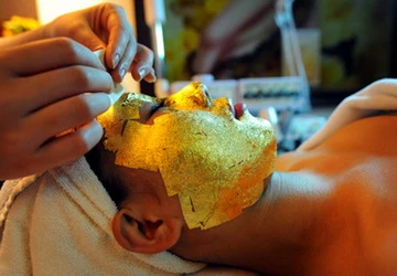 Đắp mặt, ăn vàng không giúp khỏe, đẹp lên ảnh 2