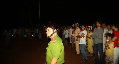 Tin mới nhận: Tàu du lịch Dìn Ký chìm trên sông Sài Gòn, còn 15 người mất tích ảnh 11