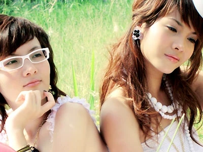 Song ca Yến Trang - Yến Nhi của nhóm Mây Trắng. Ảnh: Hizo.