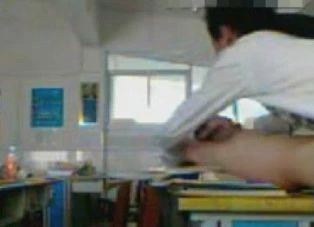 Xôn xao clip 9X làm "chuyện người lớn" trong lớp học ảnh 1