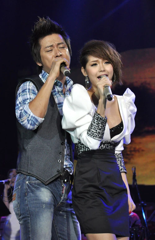 Minh Hằng bối rối khi Tuấn Hưng hôn ảnh 4 Minh Hằng bối rối khi Tuấn Hưng hôn ảnh 4