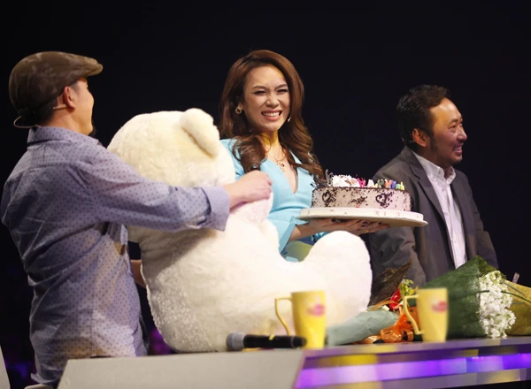 Mỹ Tâm được mừng sinh nhật tại sân khấu ảnh 3 Mỹ Tâm được mừng sinh nhật tại sân khấu ảnh 3