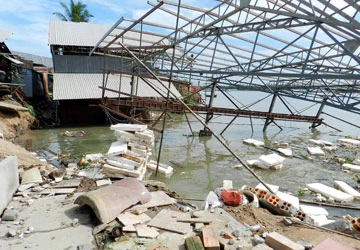 Sáu nhà, một xưởng đổ sụp xuống sông Hậu ảnh 1