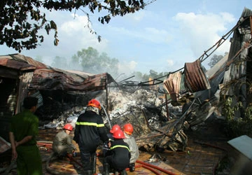 Điều tra vụ cháy rụi ba xe khách ảnh 1