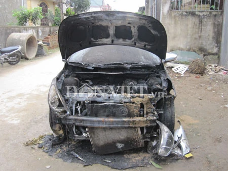 Xế hộp đậu trước nhà bỗng dưng cháy dữ dội ảnh 1