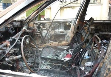 Xe ôtô bỗng dưng bốc cháy giữa đường ảnh 1