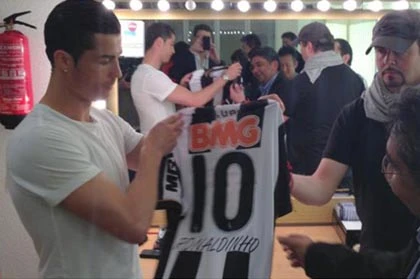 Ronaldinho tặng quà và ca ngợi Cristiano Ronaldo ảnh 1