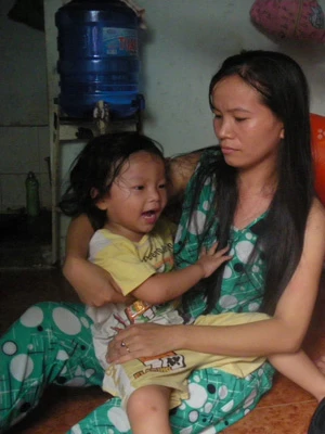 Mẹ bé bị hành hạ đề nghị trừng trị bà bảo mẫu tàn nhẫn ảnh 1 Mẹ bé bị hành hạ đề nghị trừng trị bà bảo mẫu tàn nhẫn ảnh 1