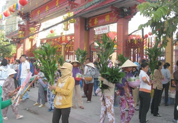 Bán dạo, bói toán chèo kéo khách viếng chùa ảnh 1 Bán dạo, bói toán chèo kéo khách viếng chùa ảnh 1