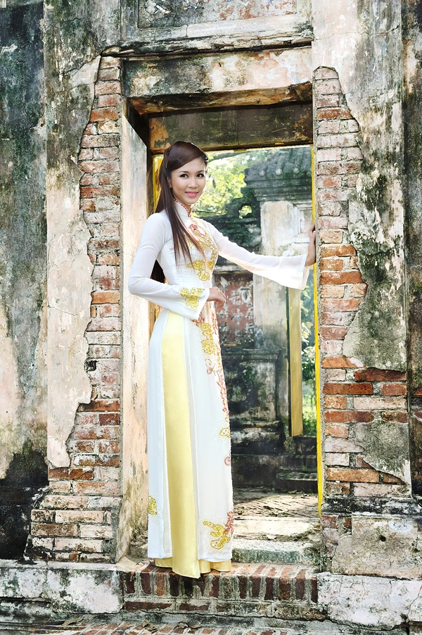 Thanh Trúc tư lự bên cổng đình ảnh 9