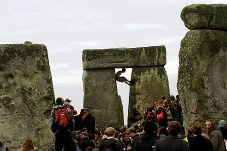 Đón bình minh ngày dài nhất trong năm tại Stonehenge ảnh 16