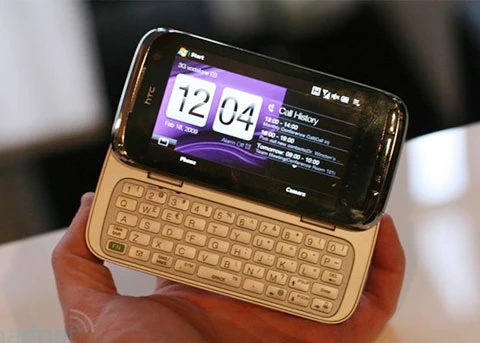 Touch Pro 2 trượt ra và cho phép dựng chếch lên. Ảnh: Engadget.