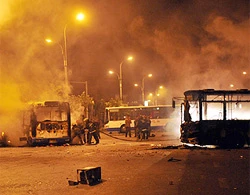 Những chiếc xe bị đốt cháy ở Urumqi, tỉnh Tân Cương. Ảnh: Xinhua.