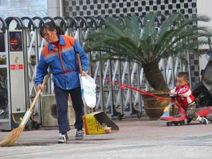 Em bé theo chân mẹ quét rác khắp nơi ảnh 4
