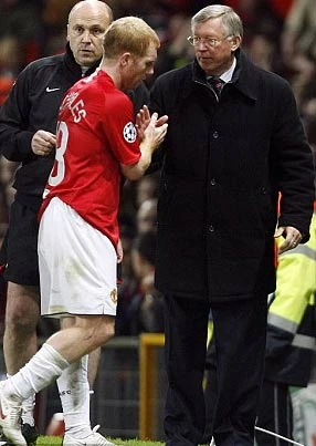 HLV Ferguson chưa cho phép Scholes nghỉ hưu ảnh 1