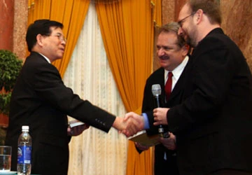 Một người Mỹ mê thơ Việt ảnh 1 Một người Mỹ mê thơ Việt ảnh 1