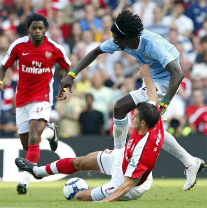 Man City gặp thiệt thòi lớn khi vắng Adebayor (áo xanh) liền ba trận. Ảnh: Reuters.