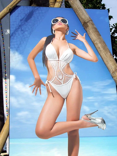 Ảnh bikini Mai Phương Thúy làm "nóng" Nha Trang ảnh 4