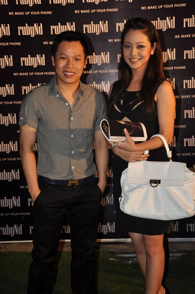 Jennifer Phạm kinh doanh điện thoại ảnh 5