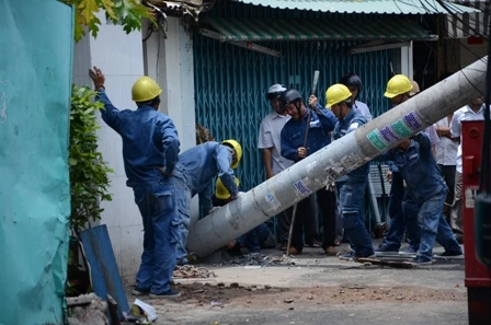 Trụ điện đổ đè nhà dân, hàng chục người bỏ chạy ảnh 2