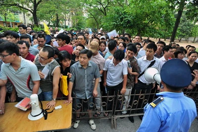 Đạp đổ cổng trường, xô đẩy xin học lớp 1 ảnh 7