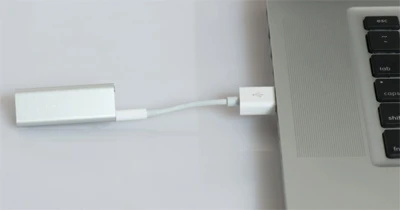 Dây kết nối Shuffle với máy tính đi qua cổng cắm tay nghe.