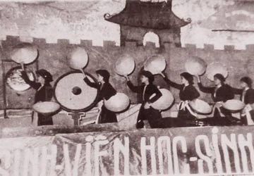 Cờ Mặt trận trên nóc Học viện Hành chánh ảnh 1