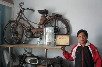 Anh Lân và xe Mobylette trưng bày tại nhà.