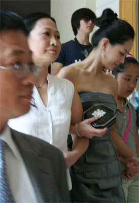 "Hai mẹ con" nghệ sĩ Như Quỳnh và Lee Young Ah luôn xuất hiện tay trong tay thân thiết trước cửa phòng họp báo. "Hai mẹ con" nghệ sĩ Như Quỳnh và Lee Young Ah luôn xuất hiện tay trong tay thân thiết trước cửa phòng họp báo.