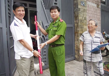 Cả phường sắm gậy chống cướp ảnh 1