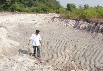 Đào ao lấy đất trái phép ảnh 1