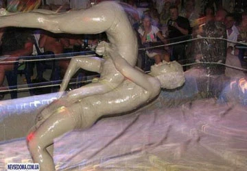 Ngắm những cô nàng xinh đẹp "vật lộn" trong... bùn lầy ảnh 2