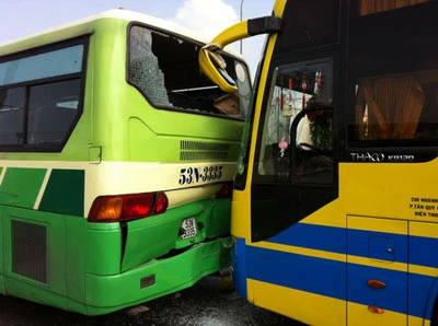 Xe khách "húc" xe buýt, cả trăm hành khách hoảng hốt ảnh 2